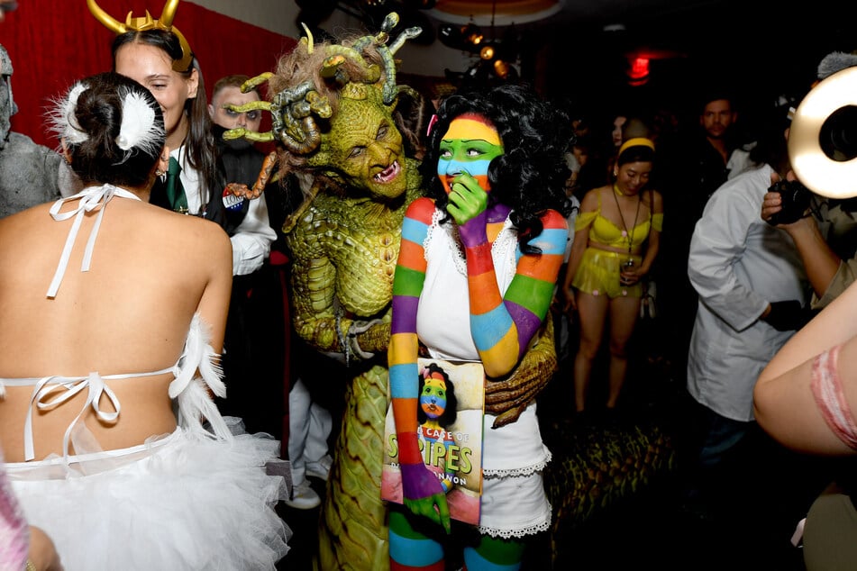 Leni Klum (21, Mitte R.) strahlte in einem farbenfrohen Look.