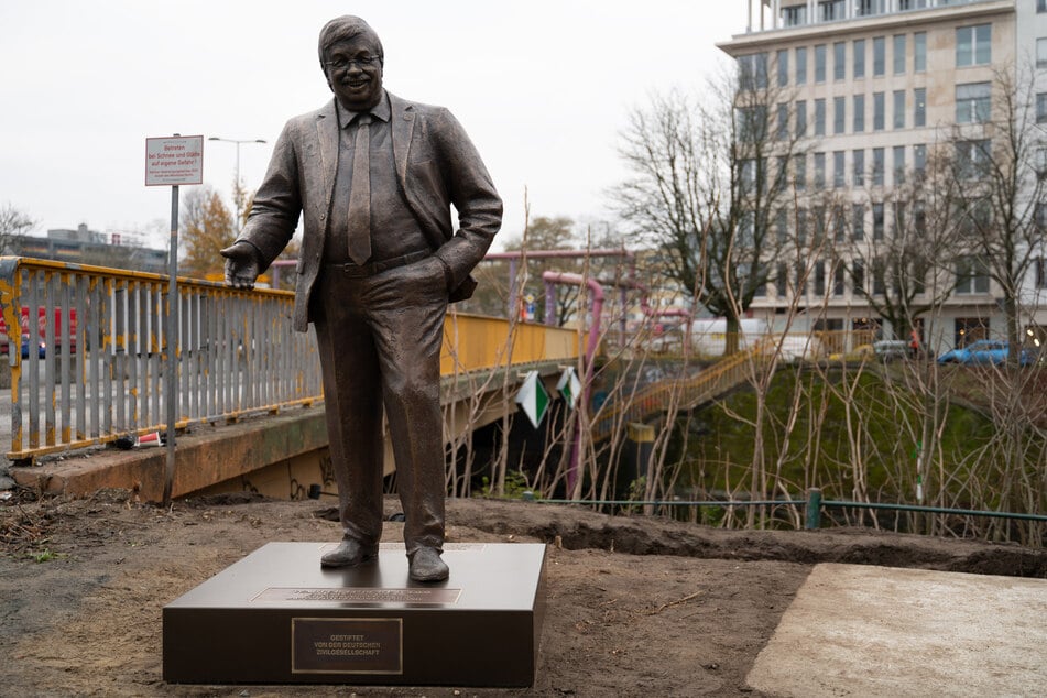 Berlin: Zentrum für Politische Schönheit errichtet Walter-Lübcke-Statue vor CDU-Zentrale