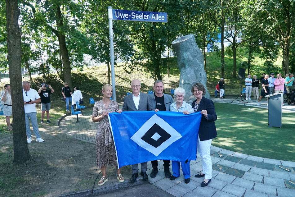 Ilka Seeler (87, 2.v.r.) und Bürgermeister Peter Tschentscher (58, SPD, 2.v.l.) enthüllten am Donnerstag das Straßenschild.