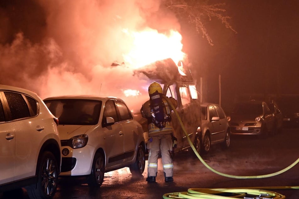 Berlin: Wohnmobil brennt in Alt-Treptow: Wenig später geht Lkw in Flammen auf