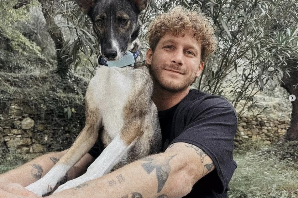 Malte Zierden (32) mit seiner geretteten Hündin "13".