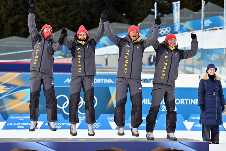 Vanessa Voigt (28, 2.v.l.) sprang unfassbar glücklich auf das Staffel-Podium.