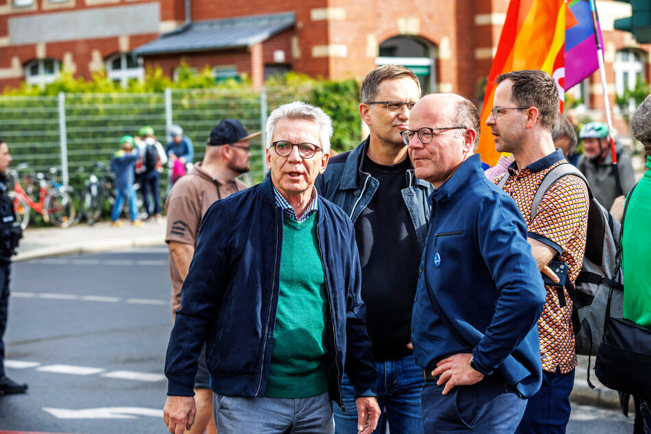Auch Ex-Bundesinnenminister Thomas de Maizière (70, l.) und Oliver Schenk (55, beide CDU), Chef der Sächsischen Staatskanzlei, kamen zum großen Protest.