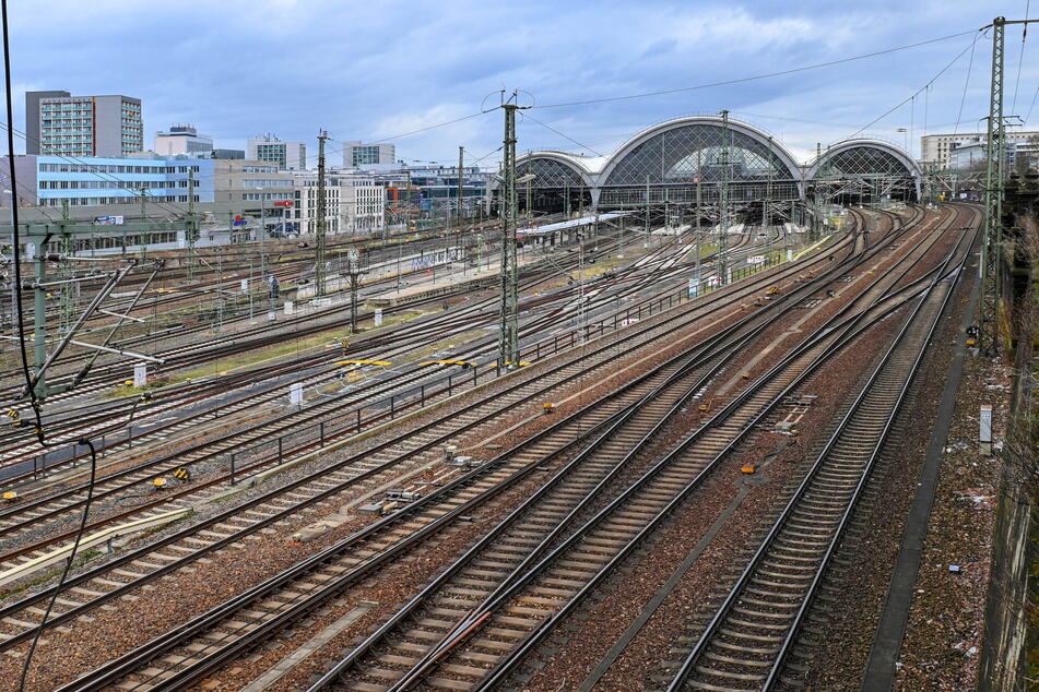 Wegen einer Stellwerksstörung war der Bahnbetrieb in der Nord- und Südhalle des Dresdner Hauptbahnhofs stark beeinträchtigt. Abfahrten und Ankünfte in der Mittelhalle sind nicht betroffen gewesen. (Archivbild)