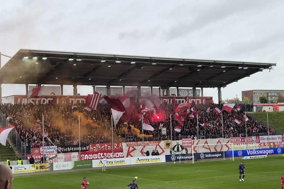 Die Zwickauer Fans zündeln bereits zum Beginn des Spiels.