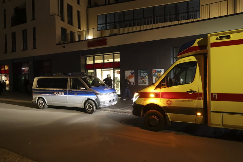 Im Rewe in der Lohstraße tauchte ein schwerverletzter Mann auf.