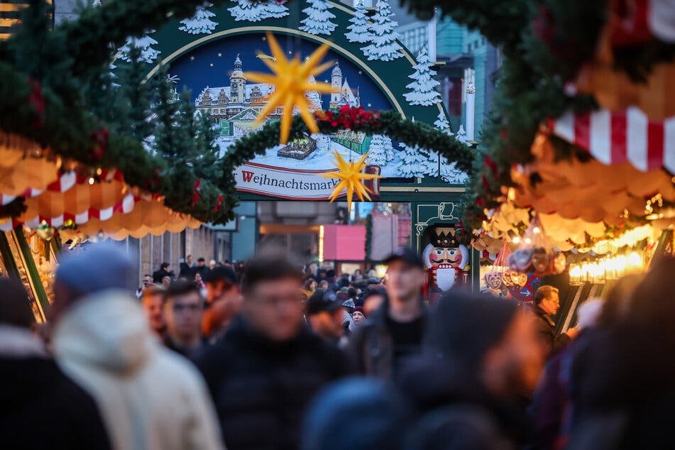 Mit dem Weihnachtsmarkt werden in Leipzig stets verkaufsoffene Sonntage veranstaltet. Die Messestadt will die Termine dafür künftig schon zu Beginn des Jahres beschließen.