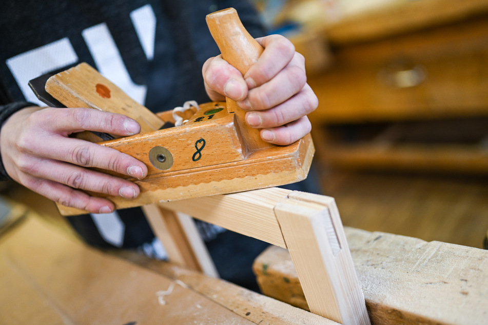 Ein Auszubildender im Schreiner-Handwerk arbeitet an seinem Werkstück. Die Corona-Krise wird nach Ansichten von Handwerksvertretern neue Ausbildungsverträge für Schulabgänger in diesem Jahr deutlich verzögern. "Viele Betriebe können keine Verträge abschließen, weil sie gar nicht an Auszubildende rankommen", sagte Andreas Oehme vom Westdeutschen Handwerkskammertag der Deutschen Presse-Agentur.