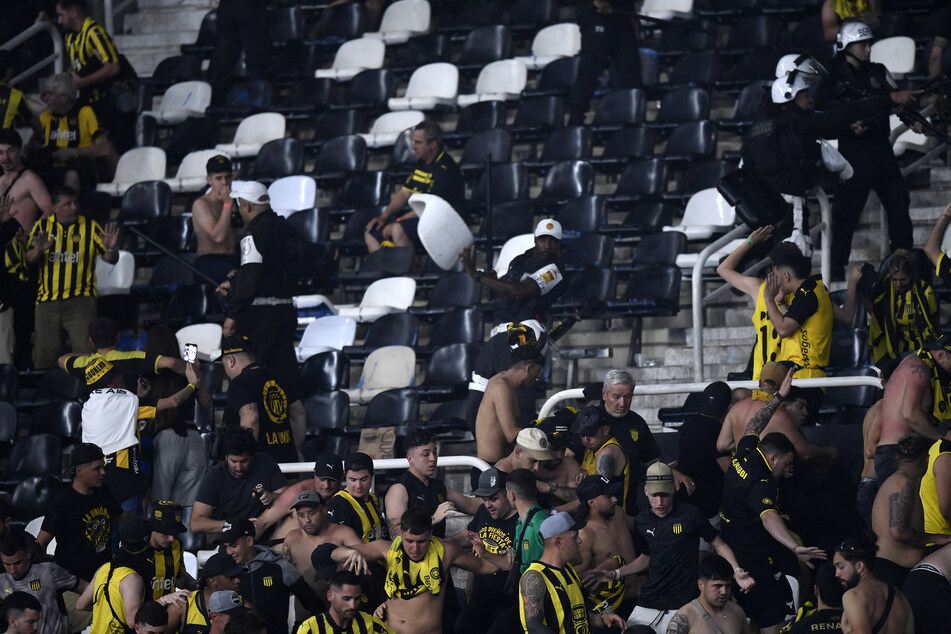 Im Stadion kam es dann erneut zu Zusammenstößen zwischen der Polizei und den Fans von Peñarol.