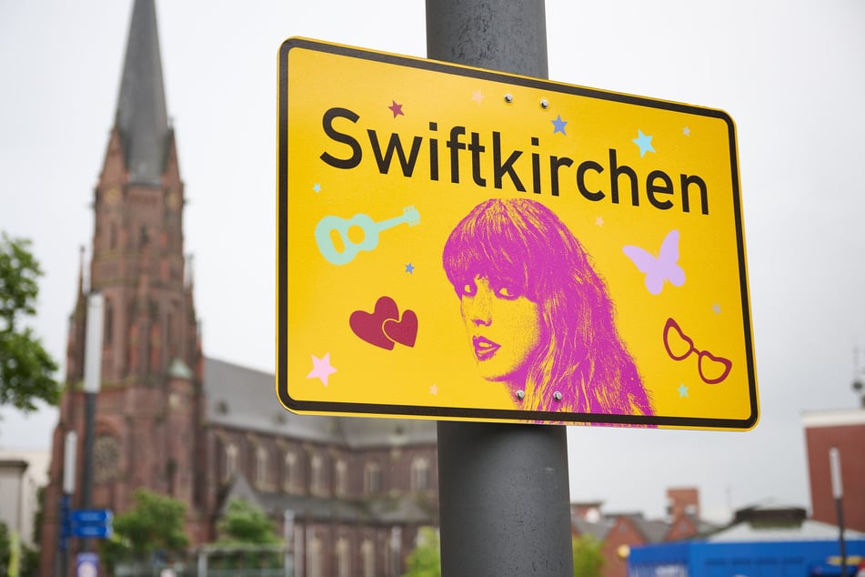 Die Stadt hatte im Juli zu ihren drei Auftritten im Rahmen der "The Eras Tour" sogar einige Ortsschilder vorübergehend in "Swiftkirchen" umbenannt.