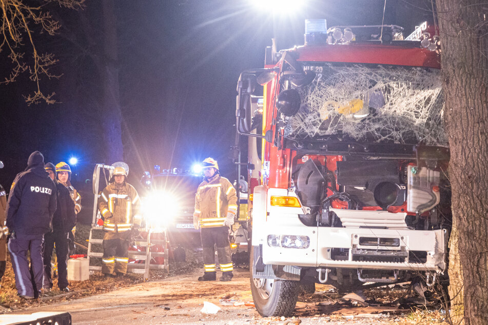 Das Führerhaus des Feuerwehrautos wurde schwer demoliert und klemmte den Fahrer ein.