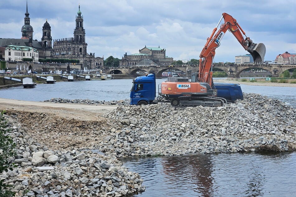 Die Abrissarbeiten an der Carolabrücke können trotz Niedrigwasser weiterlaufen.