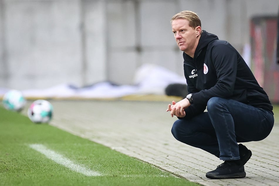 St.-Pauli-Coach Timo Schultz (43) erwartet gegen den FC Erzgebirge Aue ein intensives Spiel, in dem seine Mannschaft ihrer Stärken auf den Platz bringen soll.