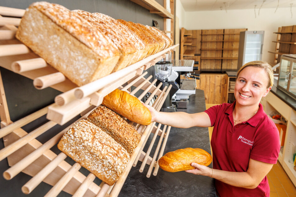Aneta Lajtlich (36) räumt im Laden Brote ins Regal. Die Planungen für eine neue Backstube begannen 2016.