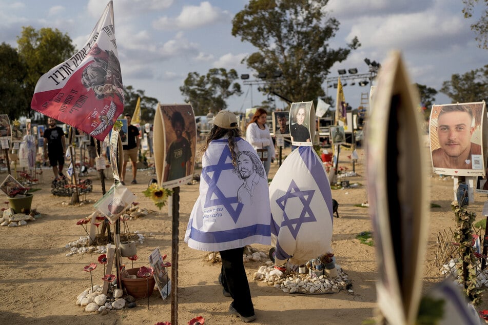 Menschen besuchen den Gedenkort des Nova-Musikfestivals, bei dem am 7. Oktober 2023 zahlreiche Menschen von der Hamas getötet und entführt wurden.