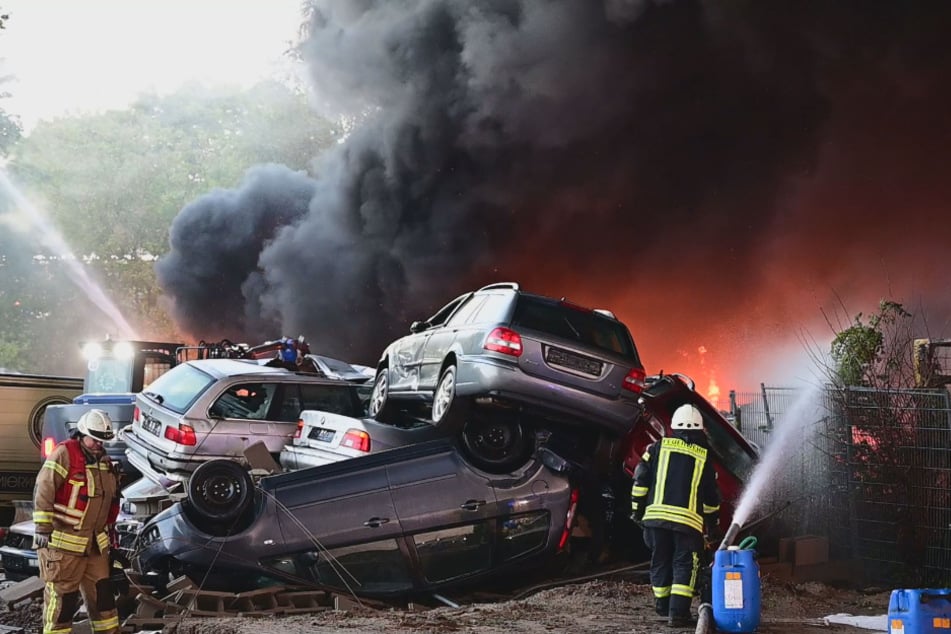 Feuerwehr und Technischer Hilfsdienst sind mit mehr als 230 Kräften im Einsatz.