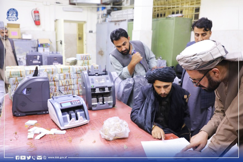 Los talibanes se enriquecen de repente: millones de dólares y lingotes de oro «confiscados» en Afganistán