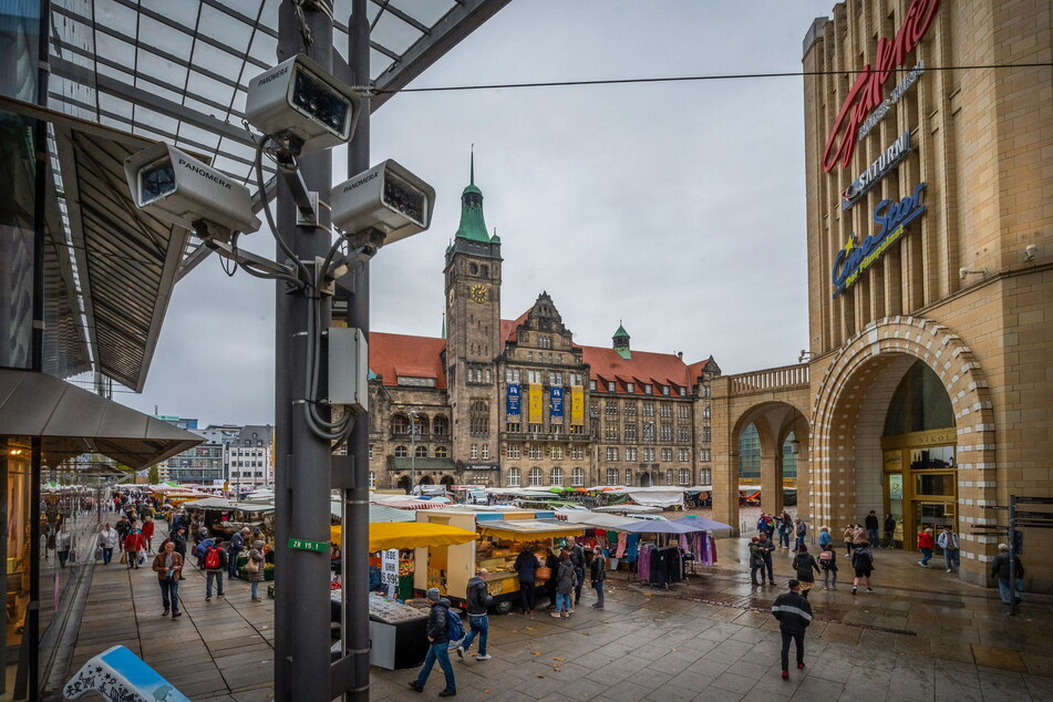 In der Chemnitzer Innenstadt wurde am Freitagabend eine Frau (20) vergewaltigt. Der Täter flüchtete in Richtung Zentralhaltestelle, wurde dort von einer Kamera erfasst.