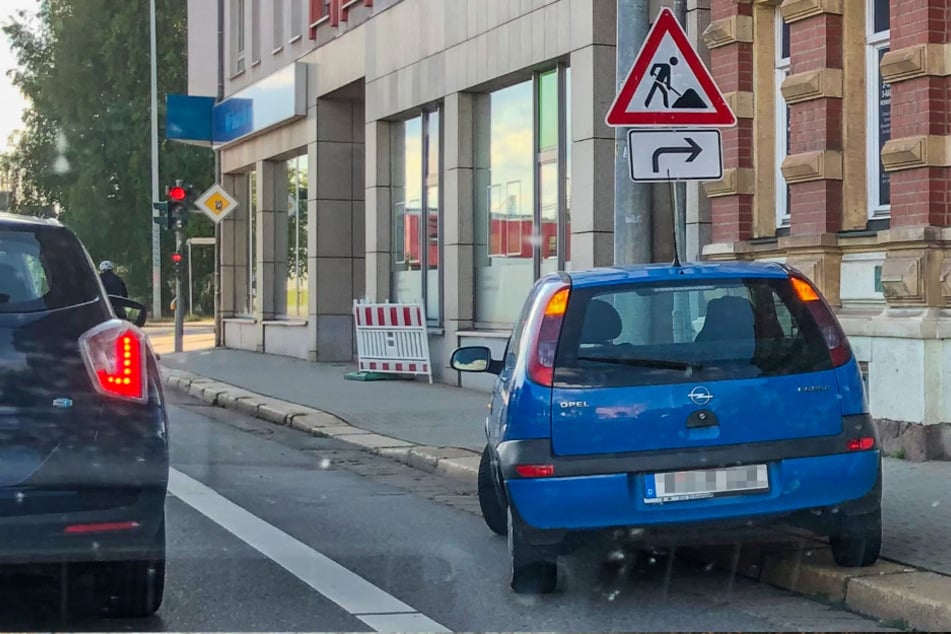 Opel quer über dem Radweg: Ein Fahrzeug des Ordnungsamtes fuhr ohne anzuhalten vorbei.