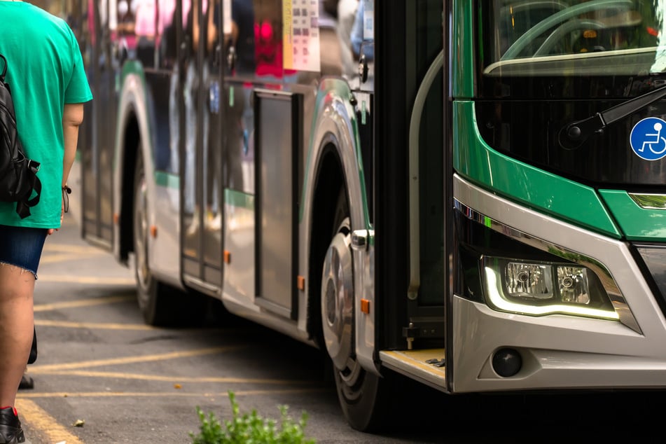 Ein losfahrender Bus hat den Fuß einer Neunjährigen überrollt. (Symbolbild)