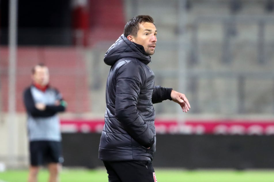 Trainer André Meyer (38) feierte gegen Eintracht Braunschweig sein Pflichtspieldebüt mit dem HFC – leider ohne einen Sieg. (Archivbild)