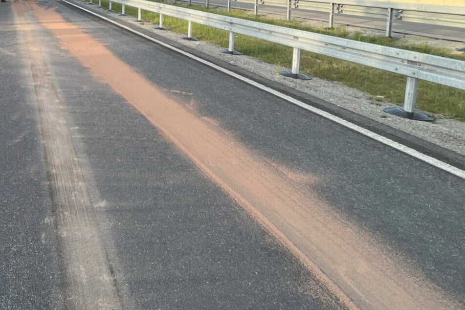 Auf der A4 und A13 hat am Wochenende ein Sattelzug für eine kilometerlange Dieselspur gesorgt. (Symbolbild)