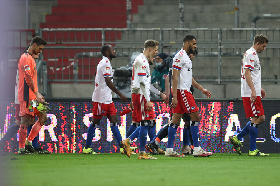 Die HSV-Spieler verlassen nach der Derby-Niederlage gegen den FC St. Pauli mit hängenden Köpfen den Platz.