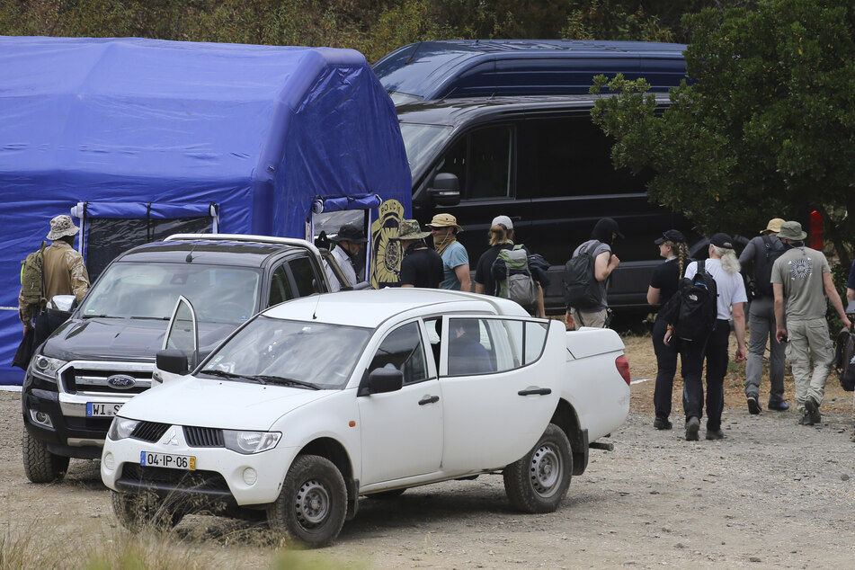 Polizei-Teams aus Deutschland und Portugal untersuchen das Gebiet am Arade-Stausee nach Spuren.