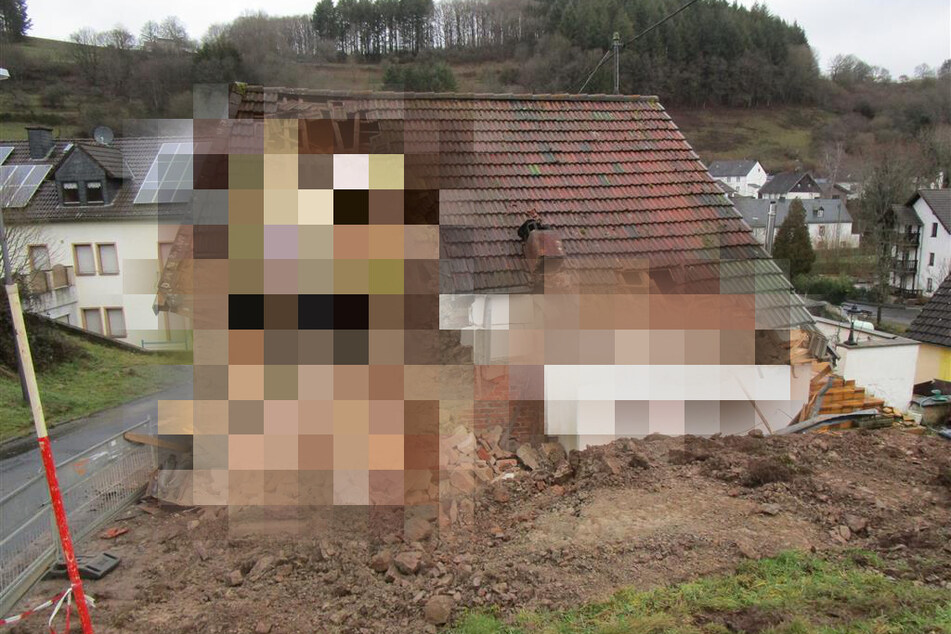 Besitzer lässt Baggerarbeiten an seinem Haus durchführen: Was er dann macht, ist lebensgefährlich