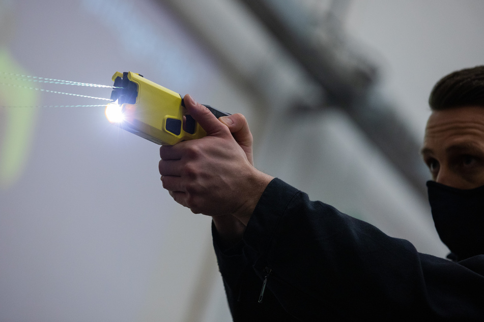 Die Polizei in Nordrhein-Westfalen testet derzeit mit 70 Geräten für ein Jahr lang den Einsatz von Tasern.