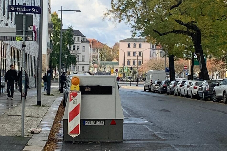 Bei einer Überschreitung von Tempo 30 schießt die Radarfalle ein teures Foto.
