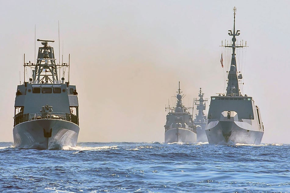 Auf diesem Foto, das am 31.08.2020 vom griechischen Verteidigungsministerium zur Verfügung gestellt wurde, nehmen Kriegsschiffe aus Griechenland, Italien, Zypern und Frankreich an einer gemeinsamen Militärübung teil.