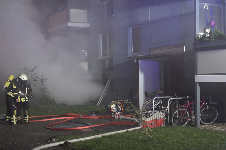 Im Leipziger Stadtteil Lößnig standen am späten Sonntagnachmittag mehrere Kellerboxen eines Mehrfamilienhauses in Flammen.