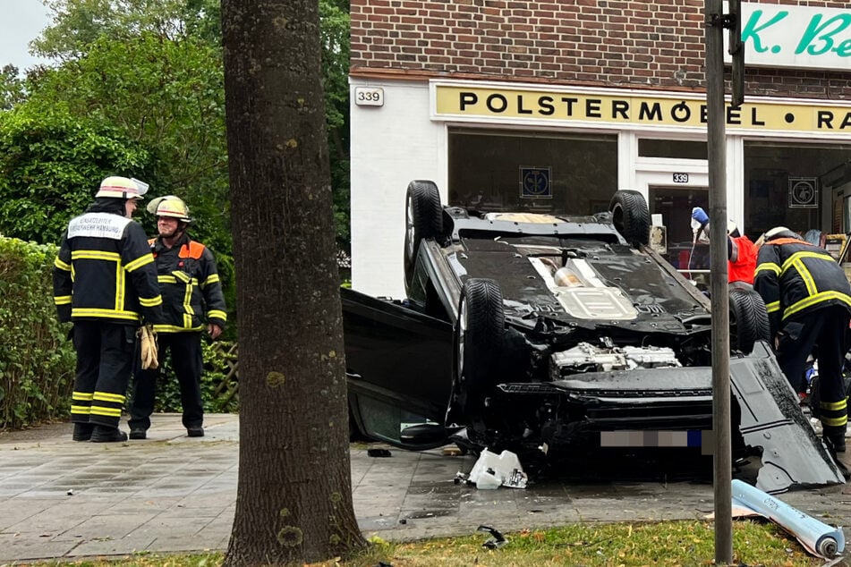 Unfall-Drama: Auto überschlägt sich und bleibt auf Dach liegen