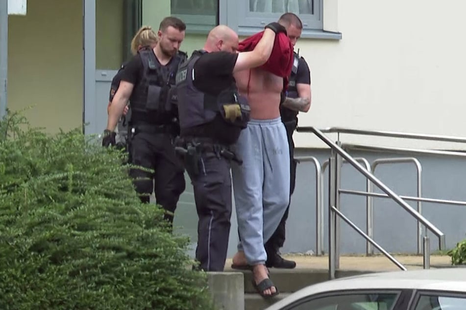 Der Mann wurde nach seiner Festnahme abgeführt und in eine Spezialklinik gebracht.