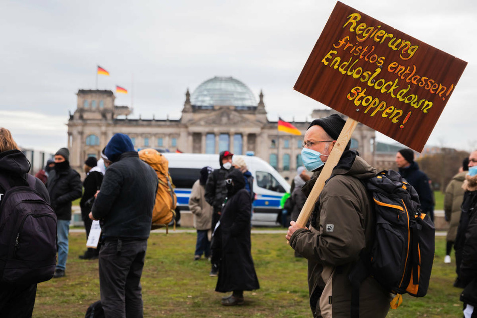 Am Freitag versammelten sich einige Menschen vor dem Reichstagsgebäude, um gegen die Corona-Maßnahmen der Regierung zu protestieren. Bei einer geplanten Kundgebung am Samstag blieben die Teilnehmer hingegen weitestgehend aus.
