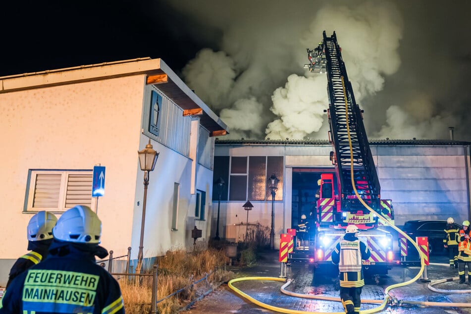 Großbrand auf Firmengelände verursacht Millionenschaden: Leblose Person gesichtet