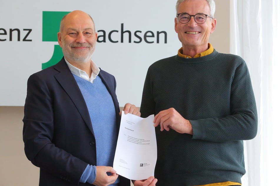 Ralf-Uwe Beck (61, l.) und Frank Rosberger (65) vom Verein "Mehr Demokratie" präsentierten den Landtagsfraktionen ihren Gesetzentwurf.