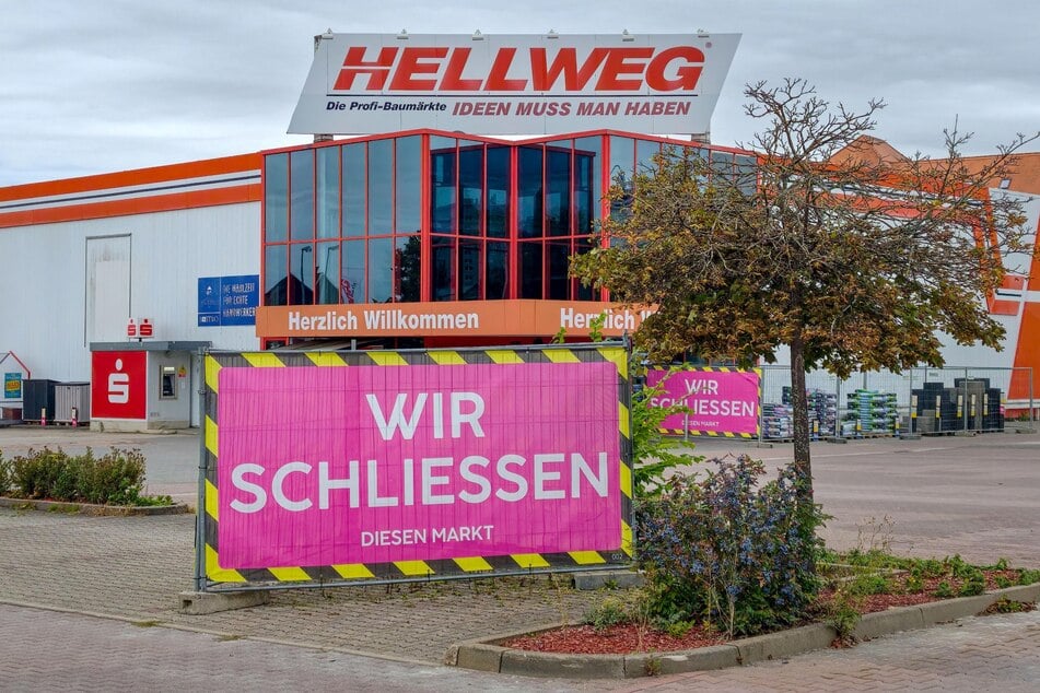 Über dem Eingang heißt Hellweg seine Kunden noch willkommen. Davor verkündet ein pinkes Banner bereits: "Wir schließen diesen Markt."