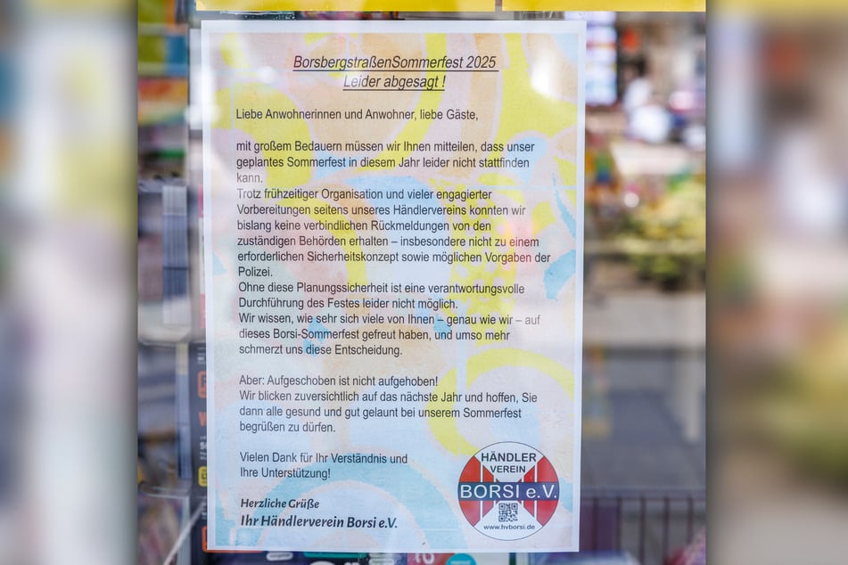 Auf Aushängen an Geschäften wird die Absage verkündet.