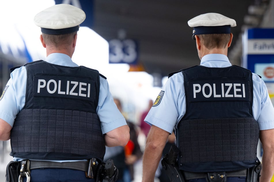 Der Mann (29) wurde von der Bundespolizei nach der Meldung durch die zwei Frauen vorläufig festgenommen und erfasst. (Symbolbild)