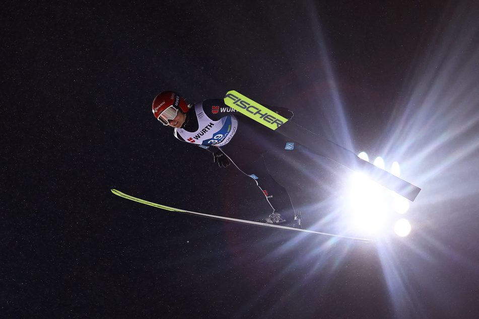 Die deutsche Skispringerin sprang 128 Meter weit.