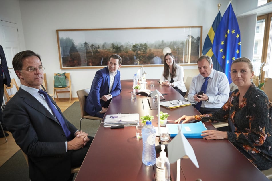 Mark Rutte (l-r), Ministerpräsident der Niederlande, Sebastian Kurz, Bundeskanzler von Österreich, Mette Frederiksen, Ministerpräsidentin von Dänemark, Stefan Löfven, Ministerpräsident von Schweden, und Sanna Marin, Ministerpräsidentin von Finnland, nehmen an einer Konferenz im Rahmen des EU-Sondergipfels am Hauptsitz der Europäischen Union teil.