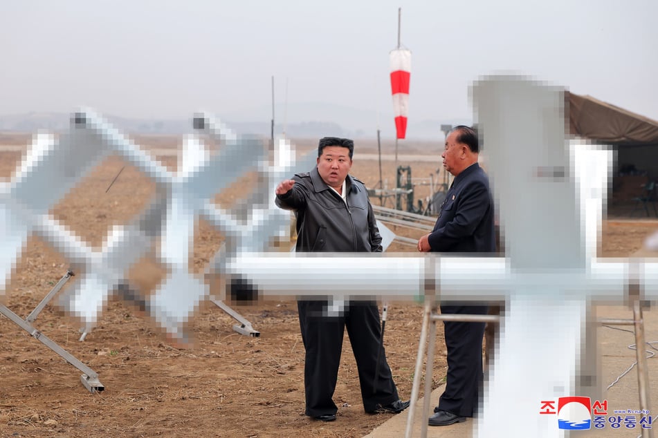 Kim Jong Un beim Besuch eines Drohnentests.