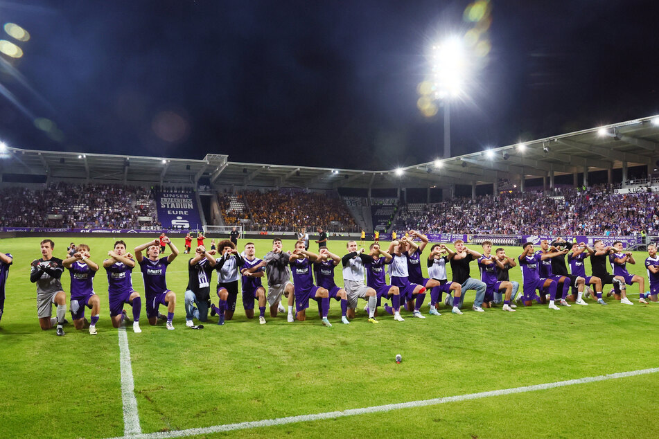 Aue gewann das Sachsenderby mit 2:0. Die Spieler feierten mit ihren Fans.