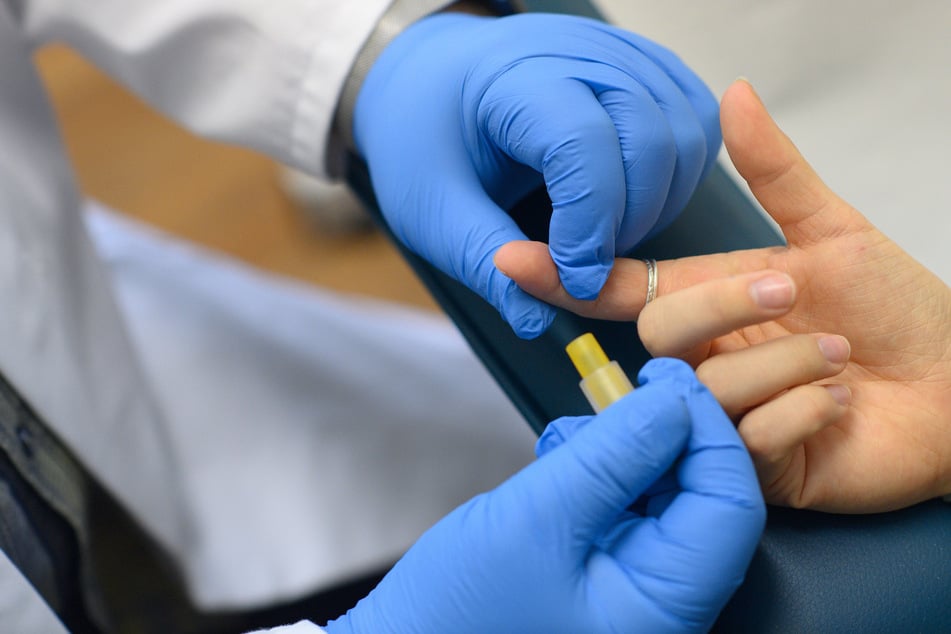 Einem Patienten wird im Labor Blut für einen HIV-Test entnommen. (Symbolfoto)