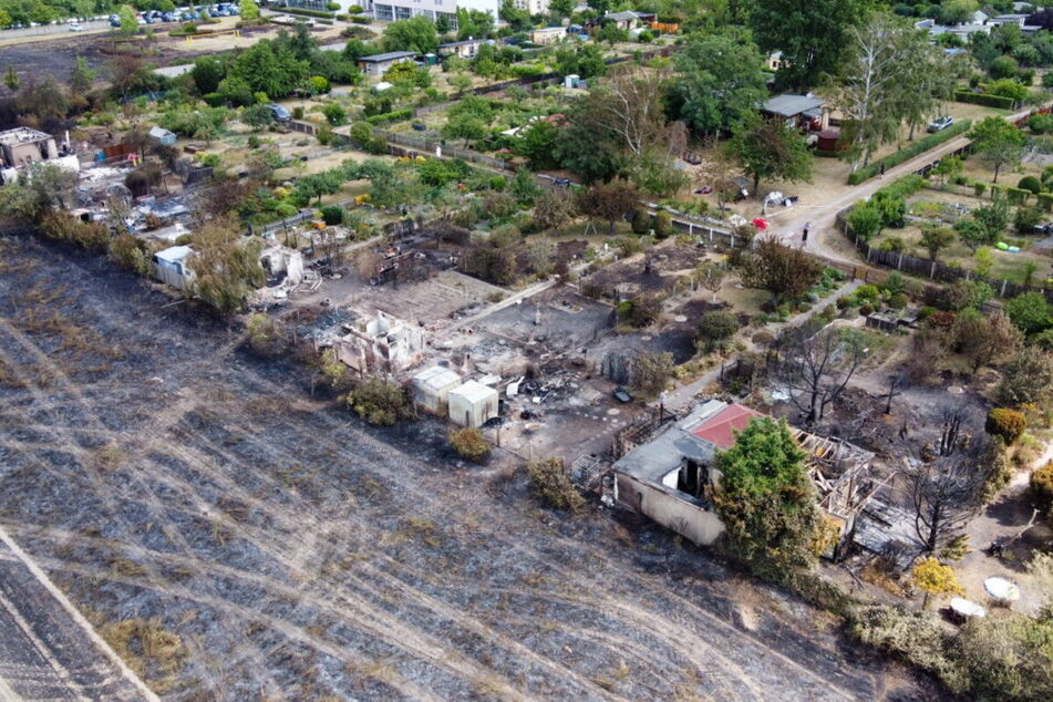 Nach dem Brand wurde das Ausmaß der Zerstörung aus der Luft deutlich sichtbar. Die komplette erste Reihe der Gartenlauben war niedergebrannt. Das Feld bestand nur noch aus schwarzer Asche.