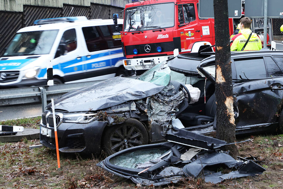 Die Fahrerin überlebte den Zusammenprall mit dem Baum schwer verletzt. Ihr BMW ist wohl allerdings nicht mehr zu retten.