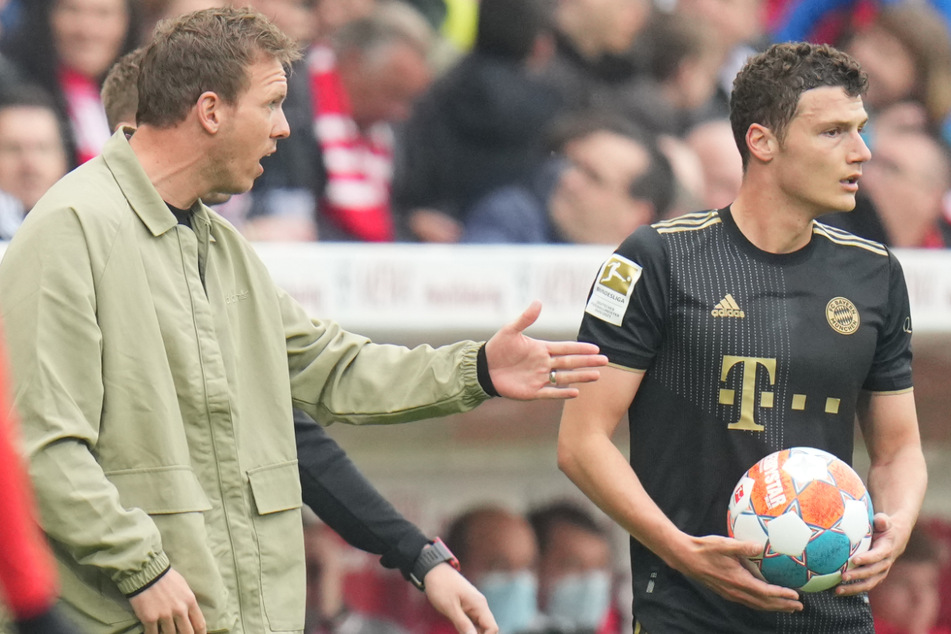Benjamin Pavard (26) profitiert beim FC Bayern München von einer taktischen Umstellung durch Trainer Julian Nagelsmann (35, l.).