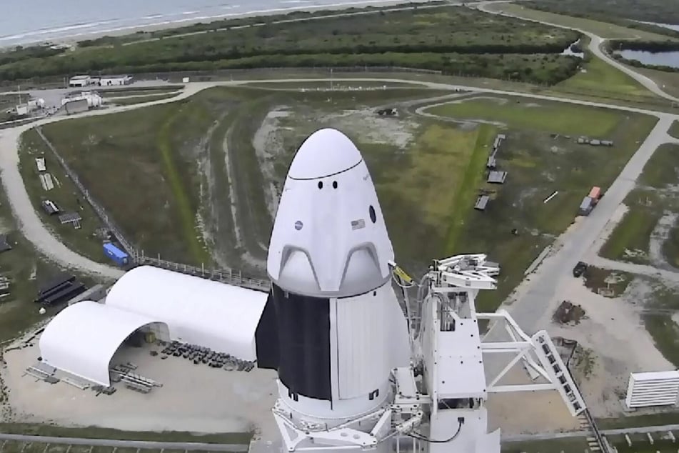 Auf diesem Bild, das aus einem Video von NASA-TV erstellt wurde, wird die "Falcon 9"-Rakete von SpaceX mit den NASA-Astronauten Hurley und Behnken in der Besatzungskapsel "Crew Dragon" im Kennedy Space Center in Cape Canaveral zum Start vorbereitet.